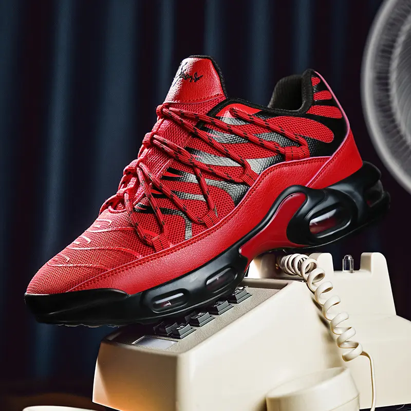 Wholesale of High-quality Men's Breathable Mesh Casual Sports Shoes with Rubber Midsoles in Large Sizes