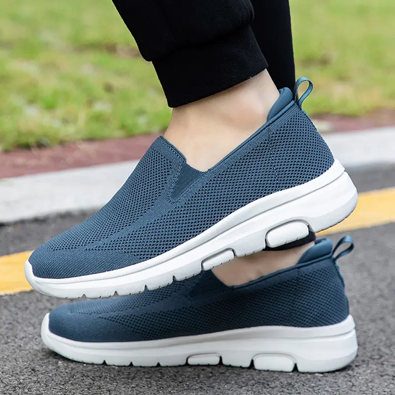 Large-size sports mesh men's casual running shoes, lightweight and versatile solid color couple running shoes